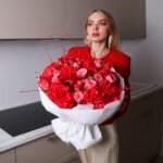 Bukiet z hortensjami, różami piwoniowymi i anemonami - obrazek 3