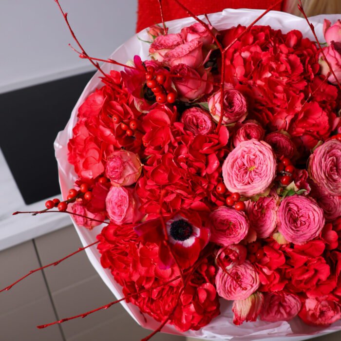 Bukiet z hortensjami, różami piwoniowymi i anemonami - obrazek 2