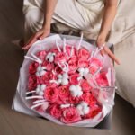 Bukiet z różami piwoniowymi, bawełną i śnieżnymi gałązkami