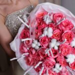 Bukiet z różami piwoniowymi, bawełną i śnieżnymi gałązkami - obrazek 3