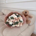 Bukiet z chryzantem, róż gałązkowych, goździków i eukaliptusa - obrazek 4