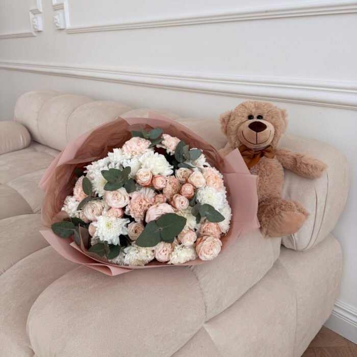 Bukiet z chryzantem, róż gałązkowych, goździków i eukaliptusa - obrazek 4