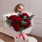 Bukiet z francuskich czerwonych róż i eukaliptusa - obrazek 2