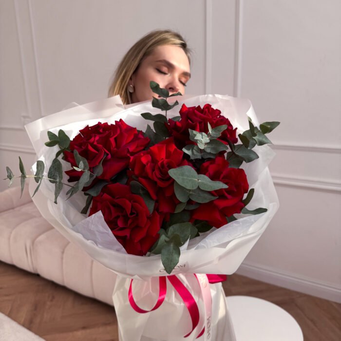 Bukiet z francuskich czerwonych róż i eukaliptusa - obrazek 2