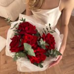 Bukiet z francuskich czerwonych róż i eukaliptusa