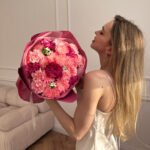 Bukiet z różowych róż, goździków, chryzantem i oxypetalum