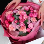 Bukiet z róż gałązkowych, goździków, chryzantemy i eukaliptusa - obrazek 4