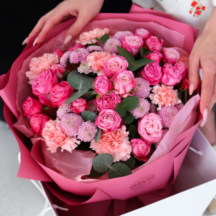 Bukiet z róż gałązkowych, goździków, chryzantemy i eukaliptusa - obrazek 4