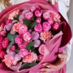 Bukiet z róż gałązkowych, goździków, chryzantemy i eukaliptusa - obrazek 2