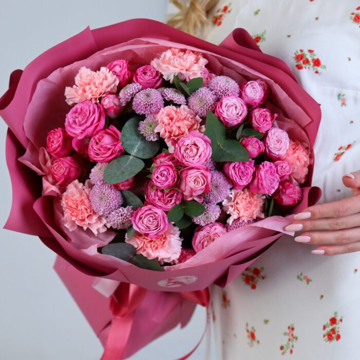 Bukiet z róż gałązkowych, goździków, chryzantemy i eukaliptusa - obrazek 3