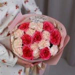 Bukiet z różowych róż gałązkowych, goździków, chryzantemy