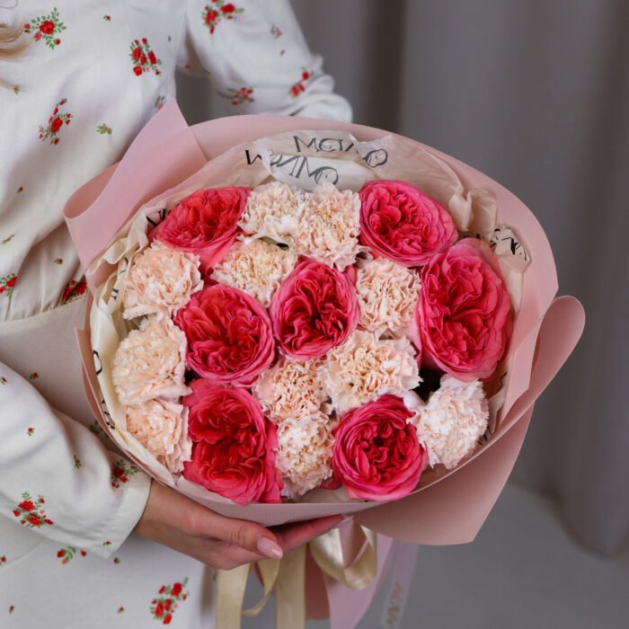 Bukiet z różowych róż gałązkowych, goździków, chryzantemy