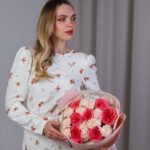 Bukiet z różowych róż gałązkowych, goździków, chryzantemy