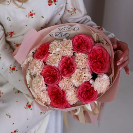 Bukiet z różowych róż gałązkowych, goździków, chryzantemy