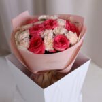 Bukiet z różowych róż gałązkowych, goździków, chryzantemy