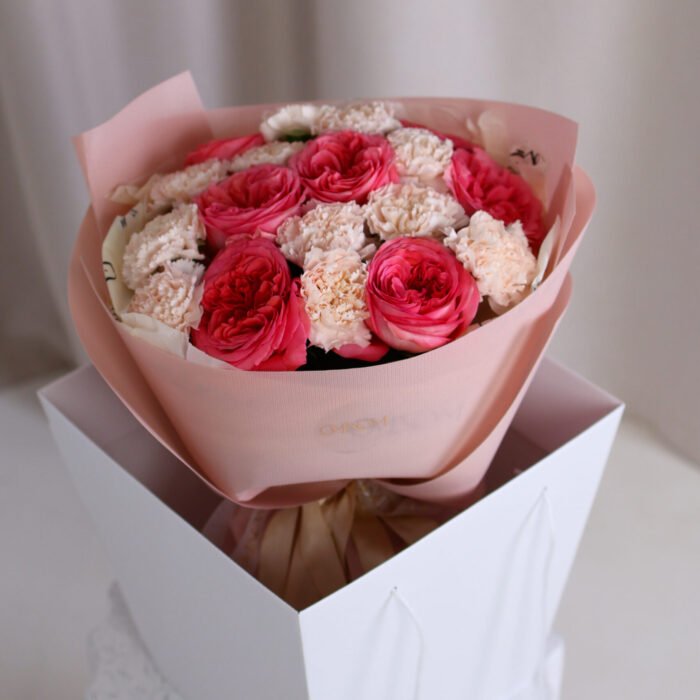 Bukiet z różowych róż gałązkowych, goździków, chryzantemy