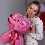 Bukiet z różowych gerber, hortensji i gipsówki