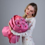 Bukiet z różowych gerber, hortensji i gipsówki