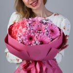 Bukiet z różowych gerber, hortensji i gipsówki - obrazek 2