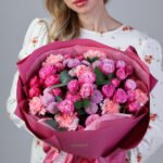 Bukiet z róż gałązkowych, goździków, chryzantemy i eukaliptusa