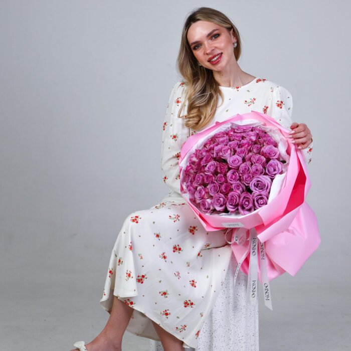 Bukiet z jasno fioletowych róż - obrazek 3