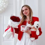 Bukiet z czerwonych róż w zestawie z misiem i pralinkami Raffaello - obrazek 2