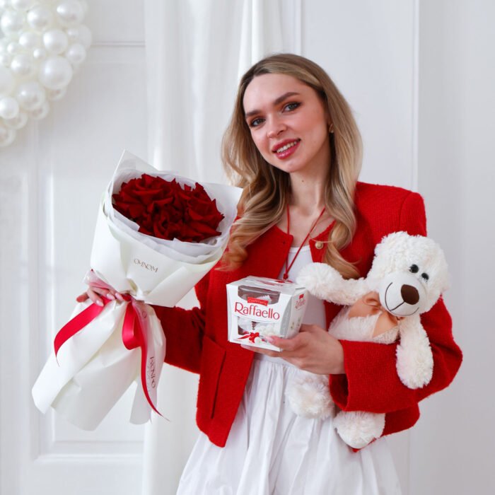 Bukiet z czerwonych róż w zestawie z misiem i pralinkami Raffaello - obrazek 2