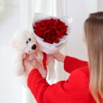 Bukiet z czerwonych róż w zestawie z misiem i pralinkami Raffaello - obrazek 3