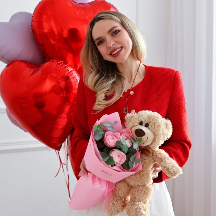 Bukiet z różowych jaskrów i eukaliptusa w zestawie z pluszowym misiem - obrazek 2