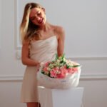 Bukiet z różowych goździków, rumianku i dodatków - obrazek 4