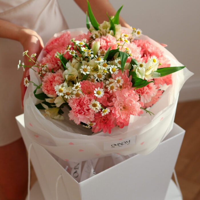 Bukiet z różowych goździków, rumianku i dodatków - obrazek 3