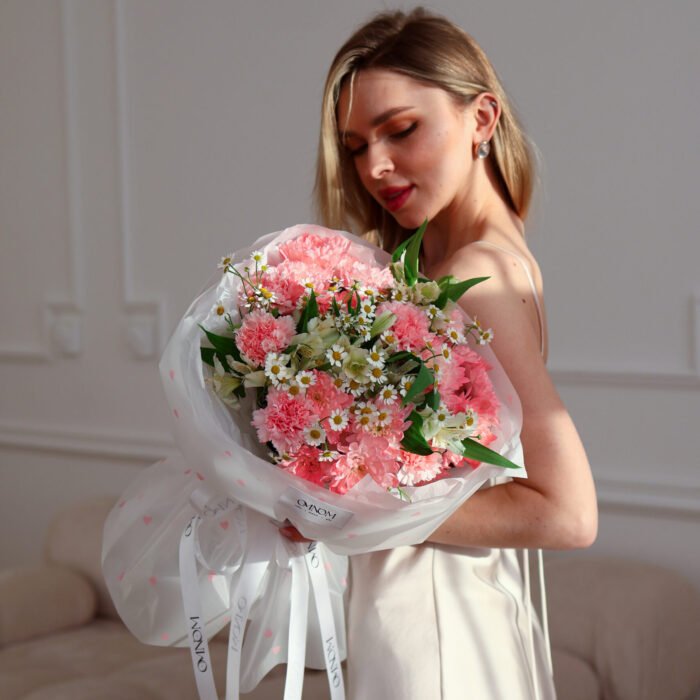 Bukiet z różowych goździków, rumianku i dodatków - obrazek 2