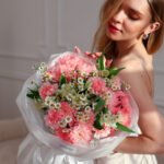 Bukiet z różowych goździków, rumianku i dodatków