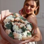 Bukiet z chryzantem, róż gałązkowych, goździków i eukaliptusa - obrazek 3