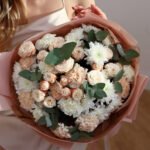 Bukiet z chryzantem, róż gałązkowych, goździków i eukaliptusa - obrazek 2