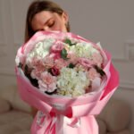 Bukiet z różowych róż, chryzantem, goździków i oxypetalum - obrazek 2