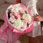 Bukiet z różowych róż, chryzantem, goździków i oxypetalum