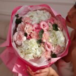 Bukiet z różowych róż, chryzantem, goździków i oxypetalum - obrazek 3