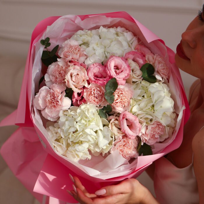 Bukiet z różowych róż, chryzantem, goździków i oxypetalum - obrazek 3