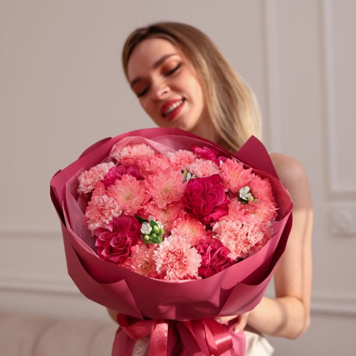 Bukiet z różowych róż, goździków, chryzantem i oxypetalum - obrazek 3