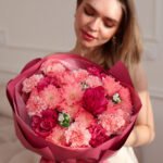 Bukiet z różowych róż, goździków, chryzantem i oxypetalum - obrazek 2