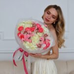 Bukiet z hortensji, róż, chryzantem gałązkowych і storczyków cymbidium