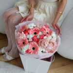 Bukiet z różowych gerber, róż, hortensji oraz chryzantem - obrazek 4