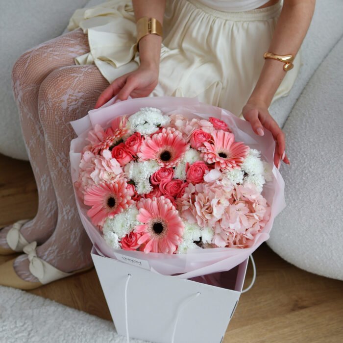 Bukiet z różowych gerber, róż, hortensji oraz chryzantem - obrazek 4