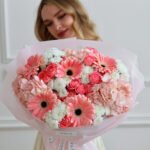 Bukiet z różowych gerber, róż, hortensji oraz chryzantem - obrazek 3