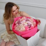 Bukiet z hortensji, goździków, chryzantem, róż oraz cymbidium - obrazek 2