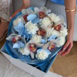 Bukiet z goździków, storczyków cymbidium oraz eukaliptusa. - obrazek 2