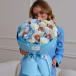 Bukiet z goździków, storczyków cymbidium oraz eukaliptusa.