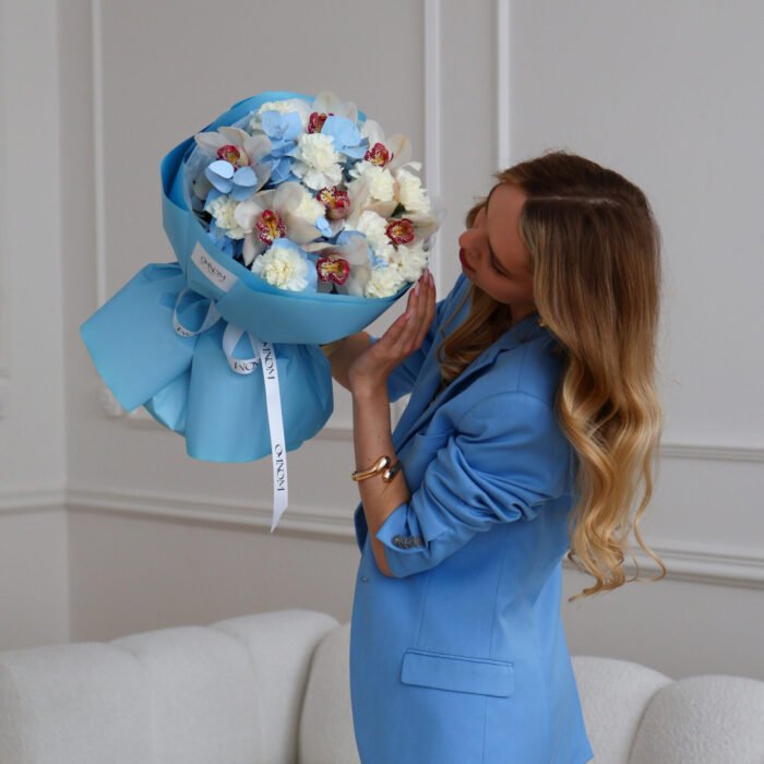 Bukiet z goździków, storczyków cymbidium oraz eukaliptusa. - obrazek 4