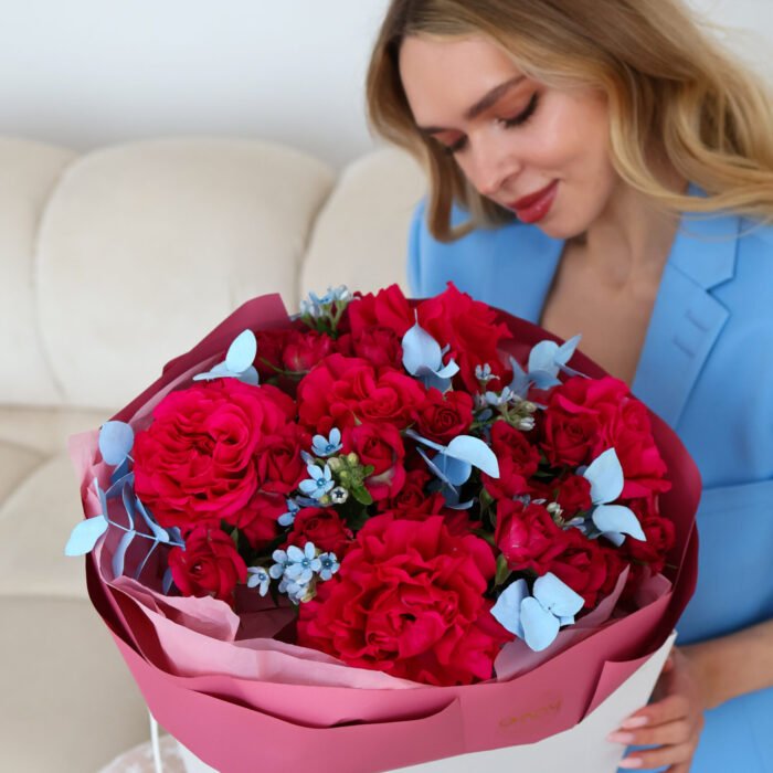 Bukiet z francuskich róż, gałązkowych óż, oxypetalum oraz eukaliptusa - obrazek 2